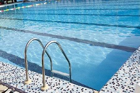 استخر آزادی شیراز، واقع در قلب شهرک سجادیه، بهعنوان یکی از استخرهای قدیمی و محبوب در میان استخرهای شیراز