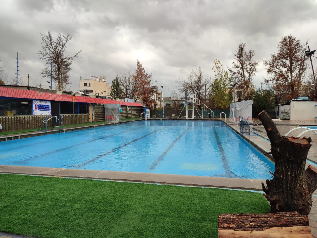استخر روباز هوابرد شیراز، بهعنوان اولین استخر روباز در جنوب کشور، یکی از بهترین استخرهای شیراز به شمار میرود