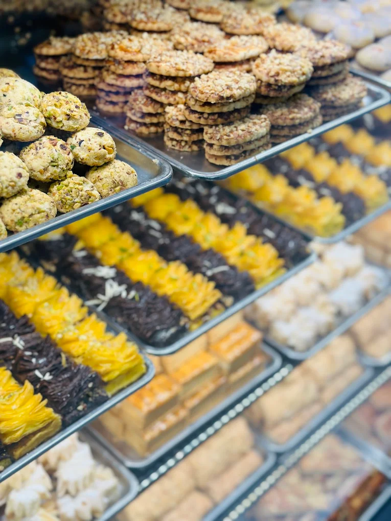 شیرینی سرای جیناک از متنوع ترین شیرینی فروشی های شیراز